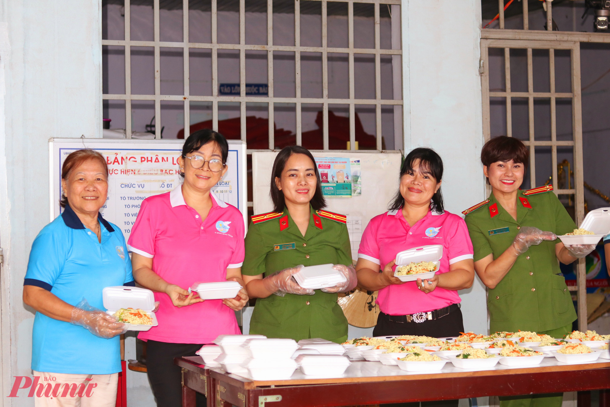 Ngay sau hội nghị, Chi hội Phụ nữ Công an phường Đông Hưng Thuận phối hợp cùng Chi hội Phụ nữ khu phố 46 làm 300 hộp mì xào tặng người dân địa phương - Ảnh: Mẫn Nhi