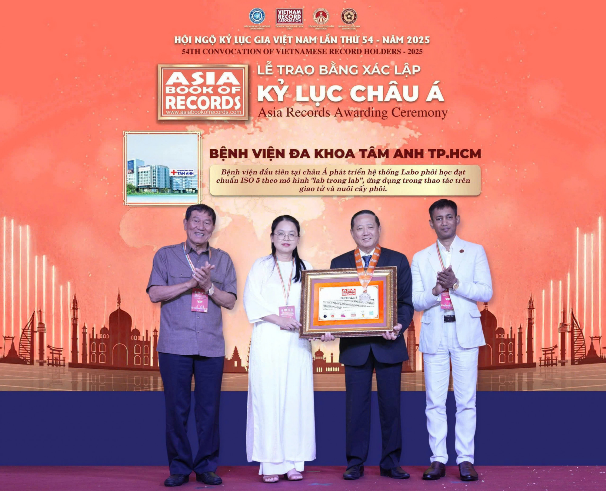 PGS.TS.BS Trần Quang Bính (thứ hai từ phải sang) - Giám đốc chuyên môn Hệ thống BVĐK Tâm Anh TPHCM và ThS.BS Giang Huỳnh Như (thứ ba từ phải sang) - Giám đốc Trung tâm IVF Tâm Anh TPHCM cùng nhận bằng Kỷ lục châu Á - Ảnh: BVĐK Tâm Anh