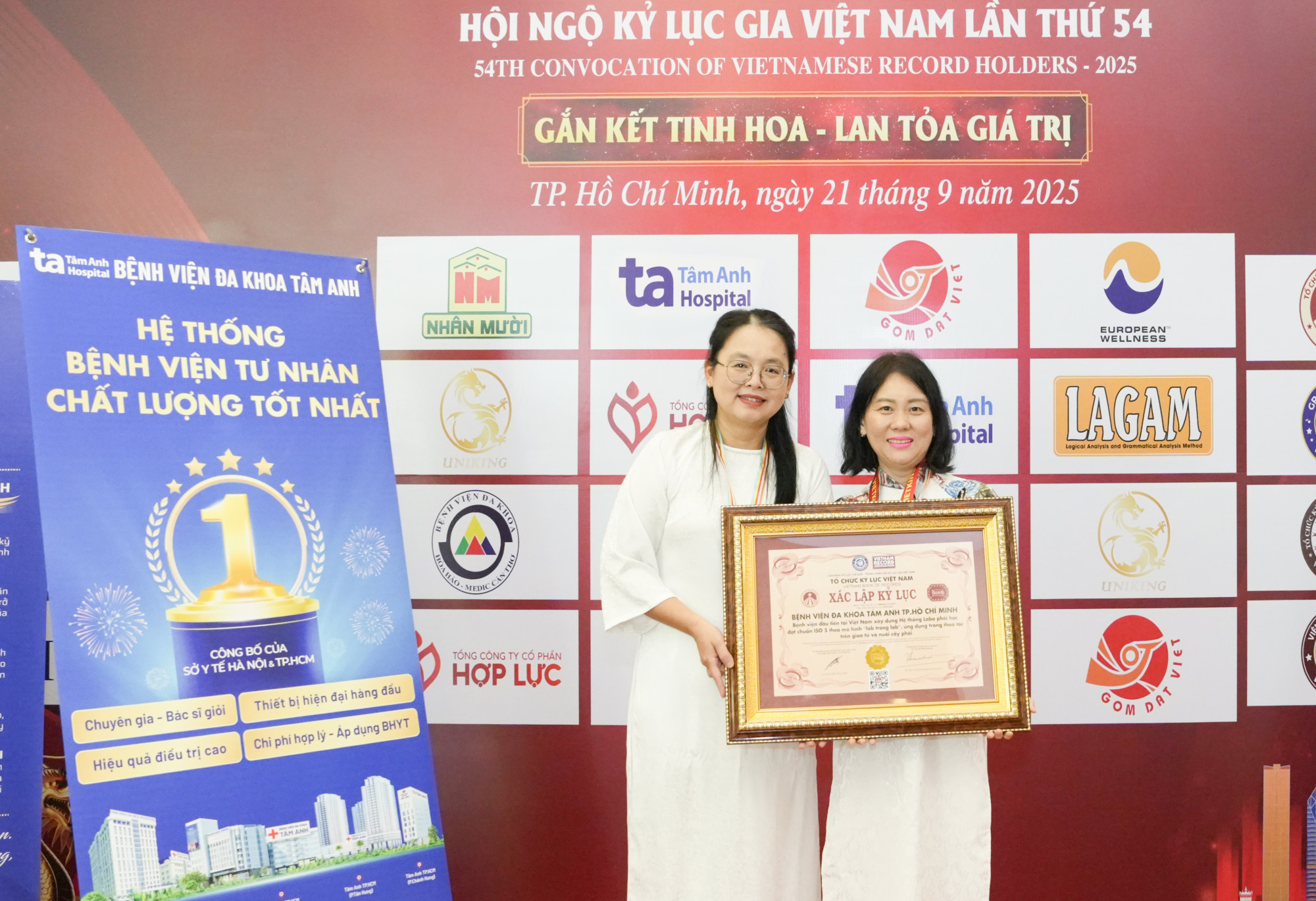 ThS.BS Giang Huỳnh Như (trái) và ThS Nguyễn Ngọc Quỳnh - IVF Tâm Anh TPHCM nhận bằng Kỷ lục Việt Nam - Ảnh: BVĐK Tâm Anh
