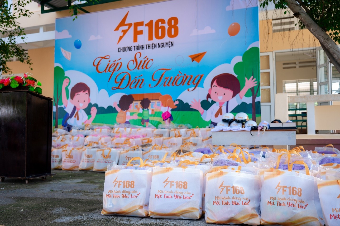 Các phần quà mà công ty TNHH Truyền thông và Giải trí F168 chuẩn bị cho các em - Ảnh: F168