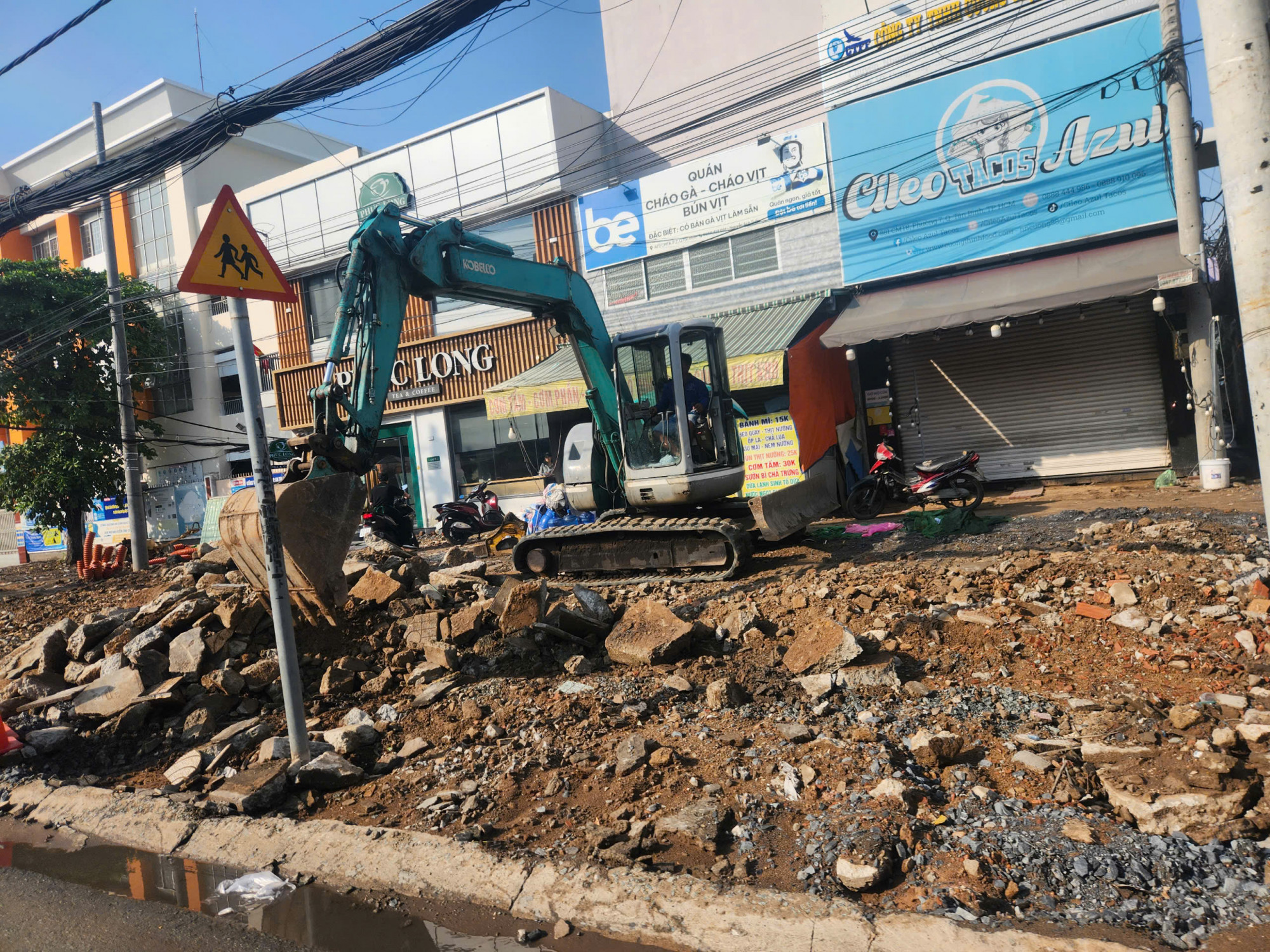 Thi công tái lập mặt bằng metro số 2 - Ảnh Nguyên Văn