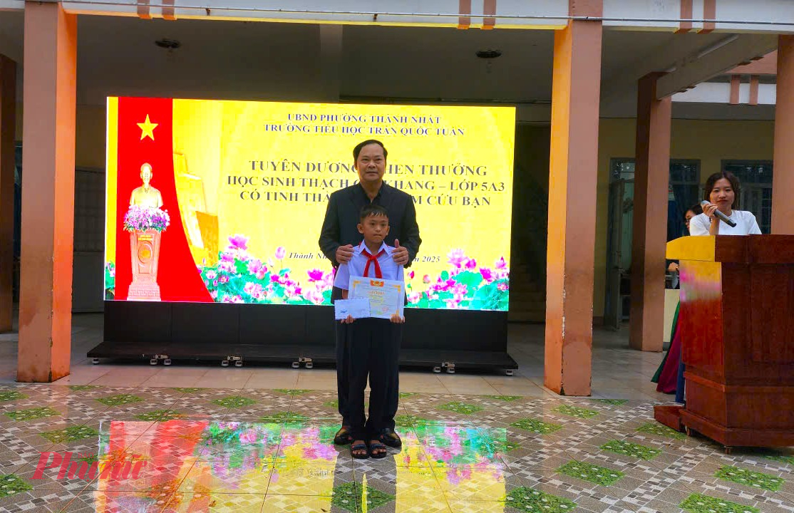 Lãnh đạo Trường Tiểu học Trần Quốc Tuấn tự hào về em Khang