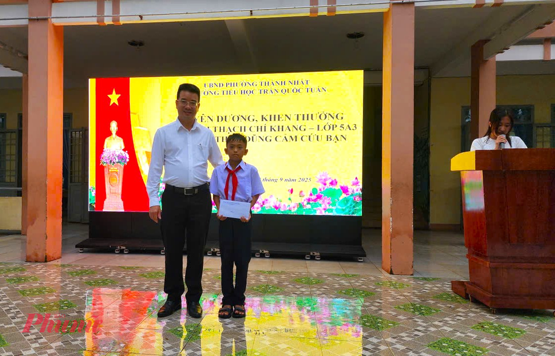 Ông Nguyễn Đình Tâm, Chủ tịch UBND phường Thành Nhất bày tỏ niềm vui, tự hào về em Thạch Chí Khang 