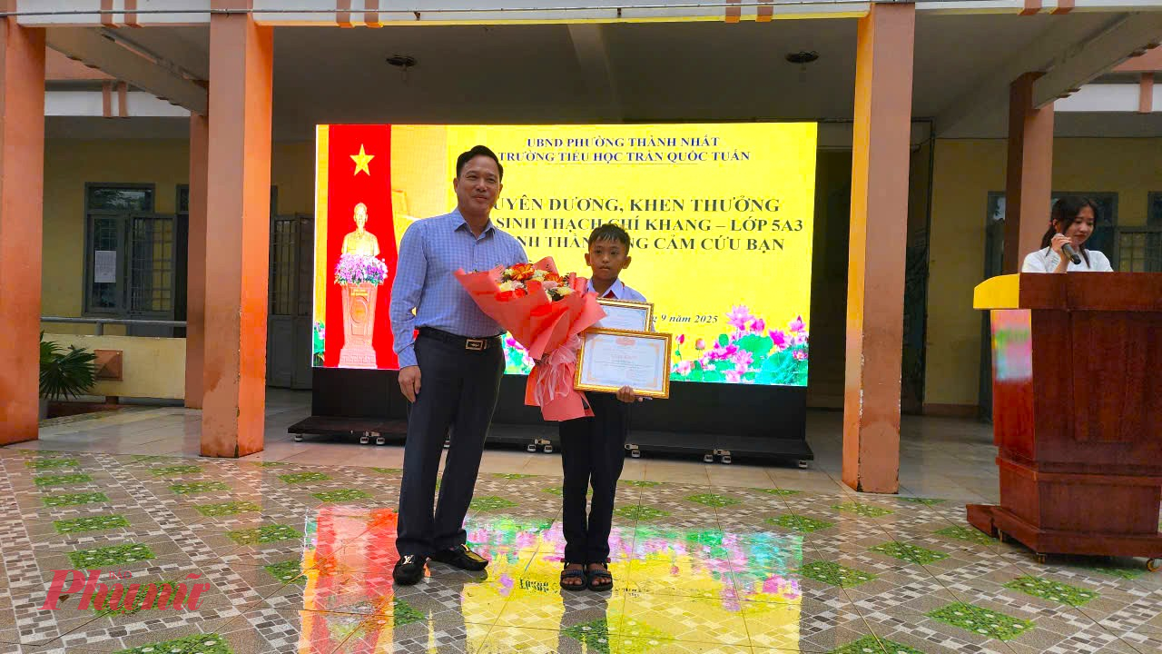 Lãnh đạo Sở Giáo dục và Đào tạo tuyên dương em Khang 