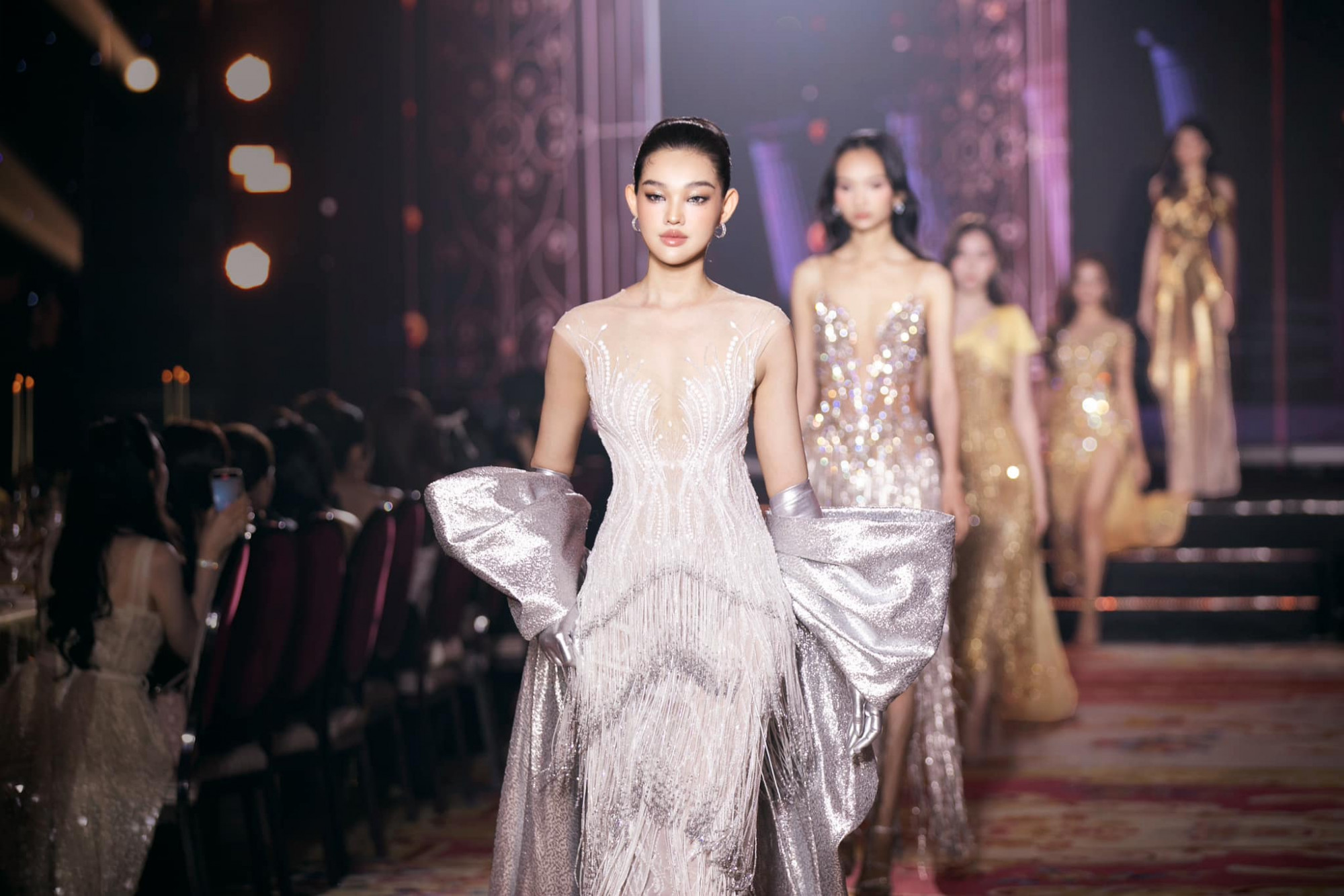 Giai đoạn 2023–2024, người đẹp Gen Z phủ sóng mạnh mẽ, trở thành một trong những gương mặt đắt show nhất làng mốt Việt và được mệnh danh là “búp bê sống” của showbiz.