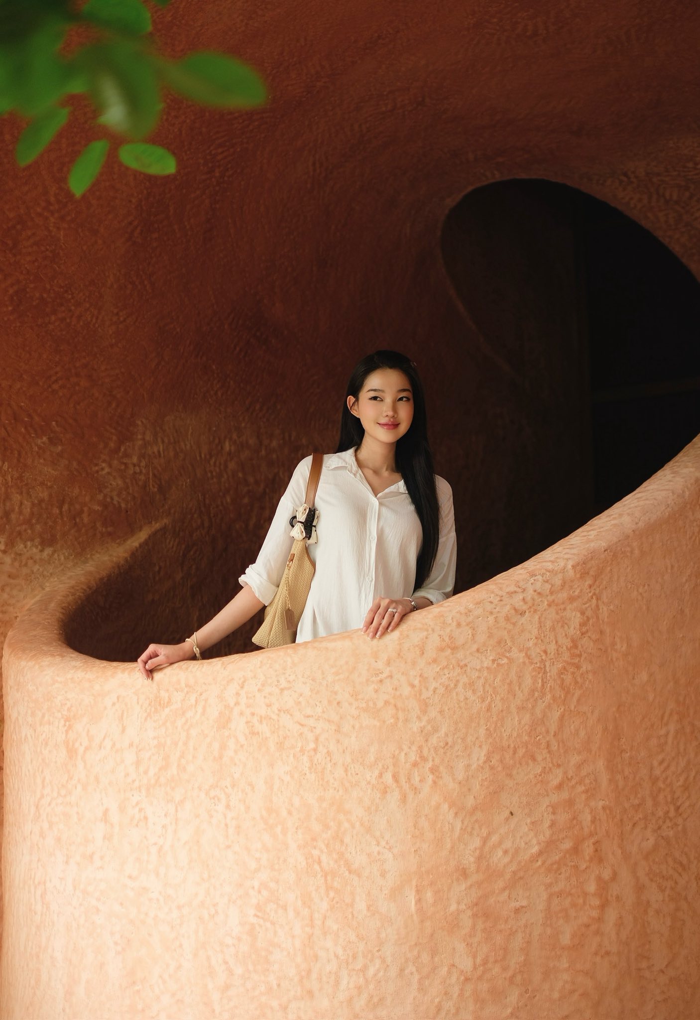 Rời ánh đèn catwalk, Bé Quyên lại mang đến hình ảnh đối lập: trẻ trung, thanh lịch đúng lứa tuổi 24. Không chỉ dừng ở thời trang, cô còn bắt đầu thử sức với diễn xuất, tham gia một số MV và phim ảnh để trau dồi kỹ năng.