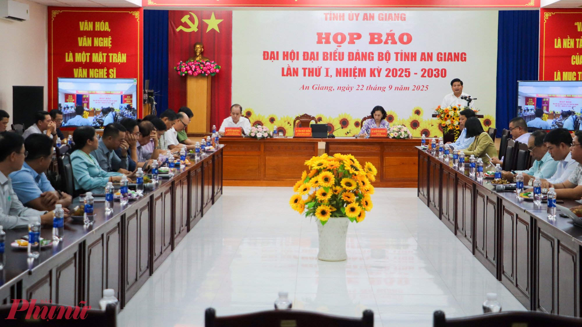 Toàn cảnh họp báo thông tin Đại hội đại biểu Đảng bộ tỉnh An Giang lần thứ nhất, nhiệm kỳ 2025-2030 - Ảnh Phú Hữu
