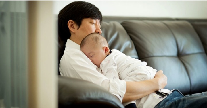 Anh bàng hoàng khi biết đứa trẻ anh yêu thương không phải con ruột (ảnh minh hoạ)