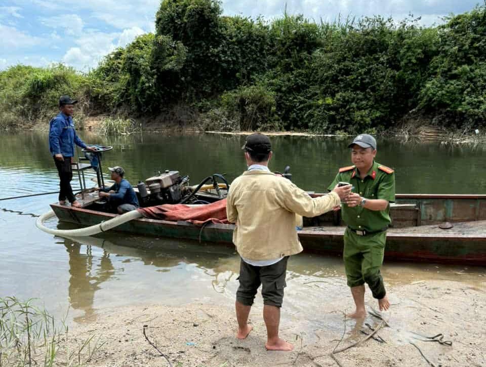 Lực lượng công an phát hiện điểm khai thác cát trái phép - Ảnh: S.Đ.