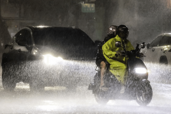 Chính phủ Philippines đã đóng cửa các văn phòng và trường học vào ngày 22 tháng 9 ở Metro Manila và trên 29 tỉnh.  ẢNH: AFP