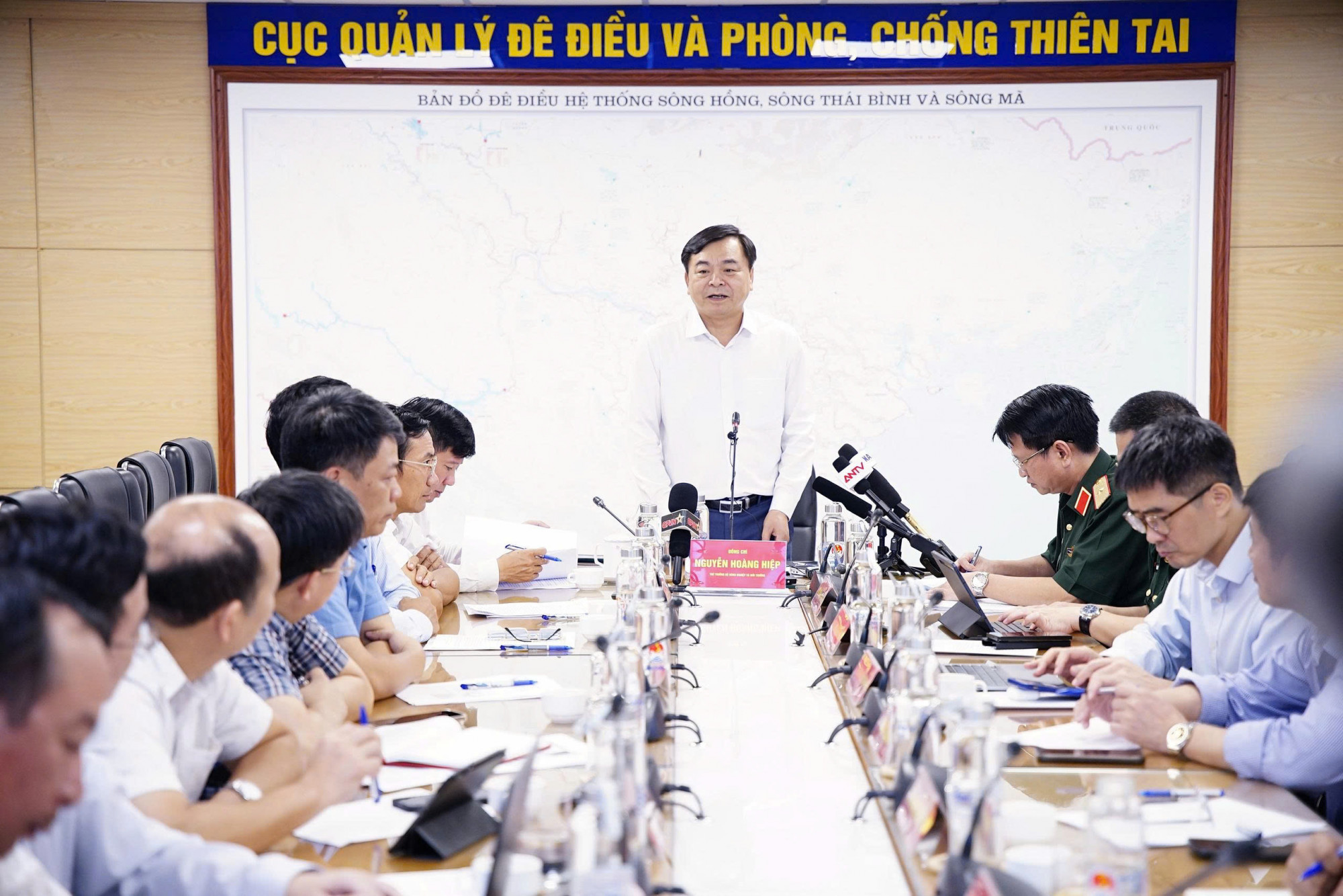 Quang cảnh cuộc họp ứng phó bão số 9 - Ragasa. Ảnh: MAE