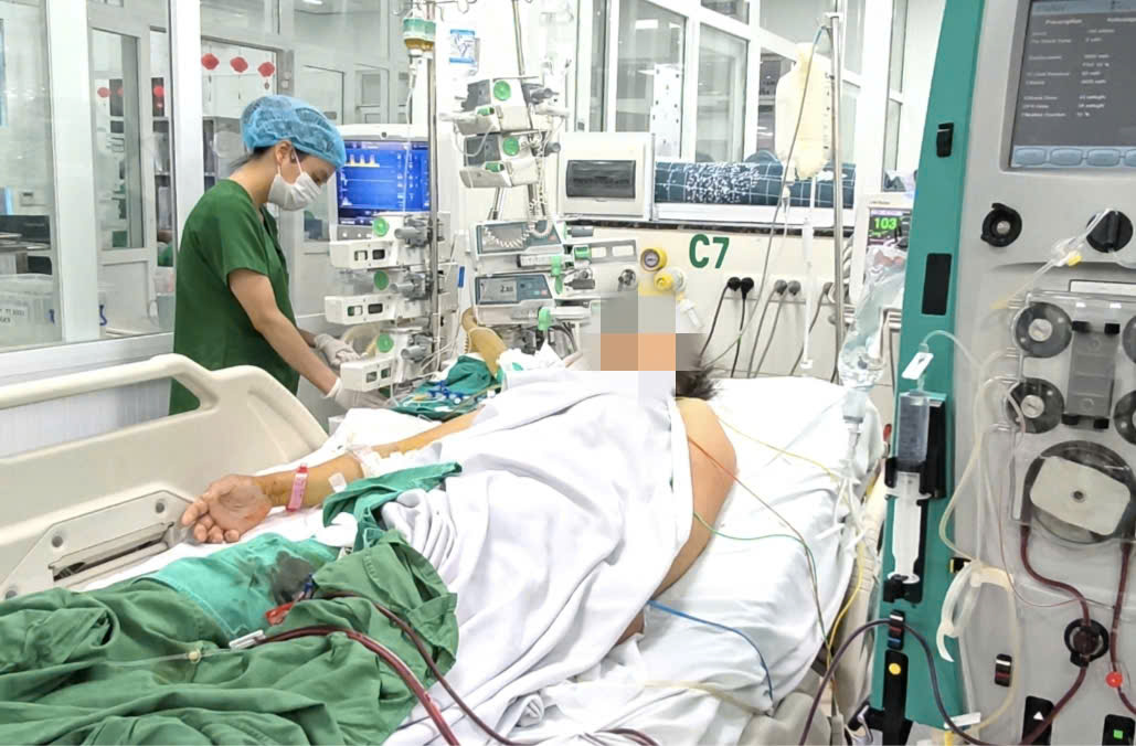 Bệnh nhân nguy kịch vì sốt xuất huyết tại Bệnh viện Bệnh Nhiệt đới Trung ương - ảnh: T.S