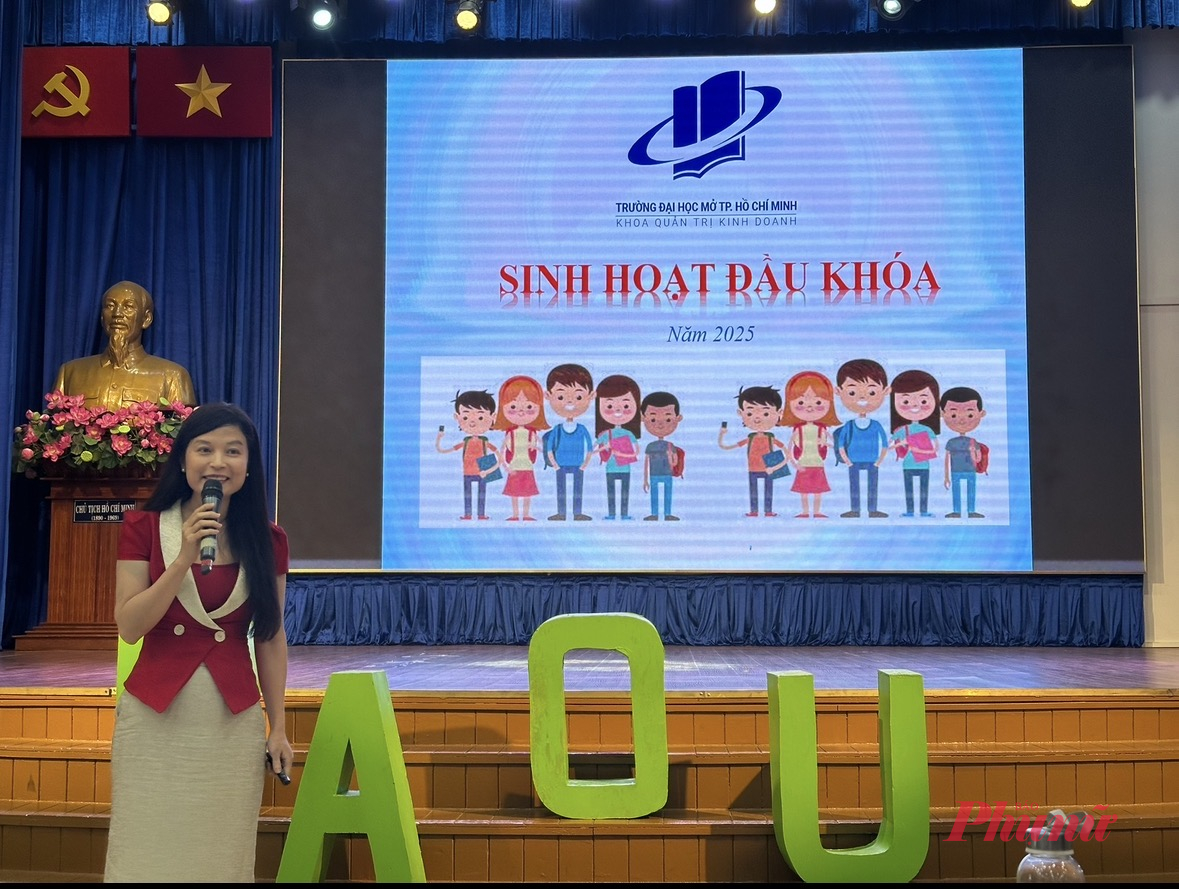 Tiến sĩ Đoàn Thị Thanh Thúy - Trưởng phụ trách Bộ môn Nhân sự - chia sẻ trong buổi sinh hoạt đầu khóa cho tân sinh viên tại Trường đại học Mở TPHCM - Ảnh: Hoài Việt