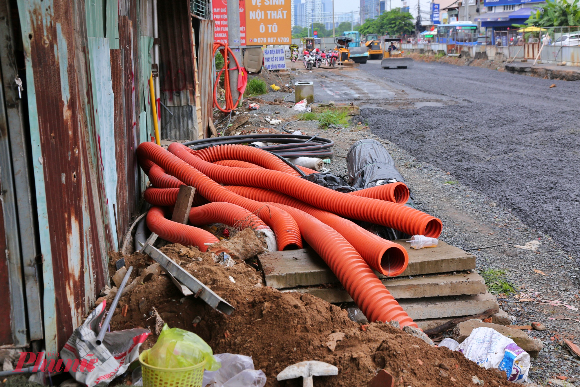 Hệ thống dây điện, nước, viễn thông đang chờ được đồng bộ.