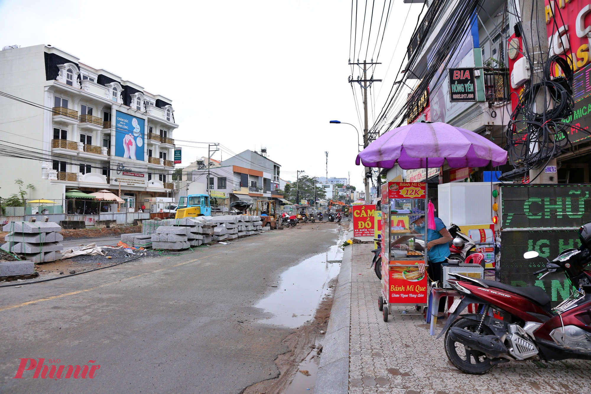 Ông Nguyễn Văn Thành, sống hơn 10 năm phường An Phú, chia sẻ: “Đường làm dở quá lâu, dân chịu cảnh kẹt xe, bụi bặm, ngập nước mỗi khi mưa. Nghe tin đoạn này sắp xong, bà con ai cũng mong sớm có con đường thông thoáng để đi lại dễ dàng hơn”.