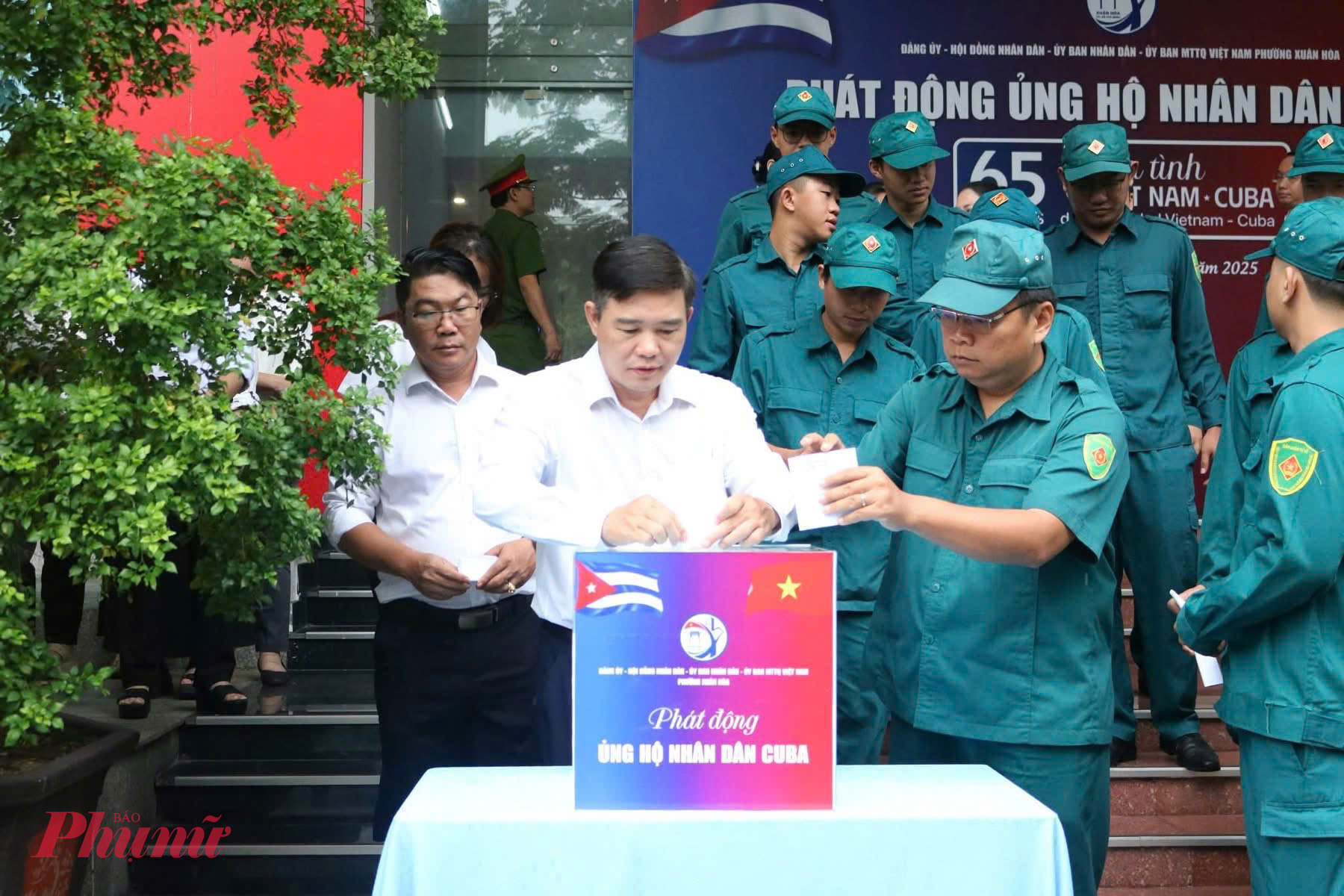 Toàn thể cán bộ, công chức và người lao động tại phường - tham gia đóng góp ủng hộ tại lễ phát động 