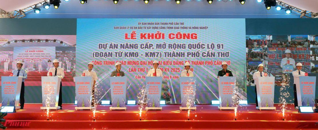 Các đại biểu ấn nút khởi công dự án nâng cấp, mở rộng Quốc lộ 91 (đoạn từ Km0 - Km7).