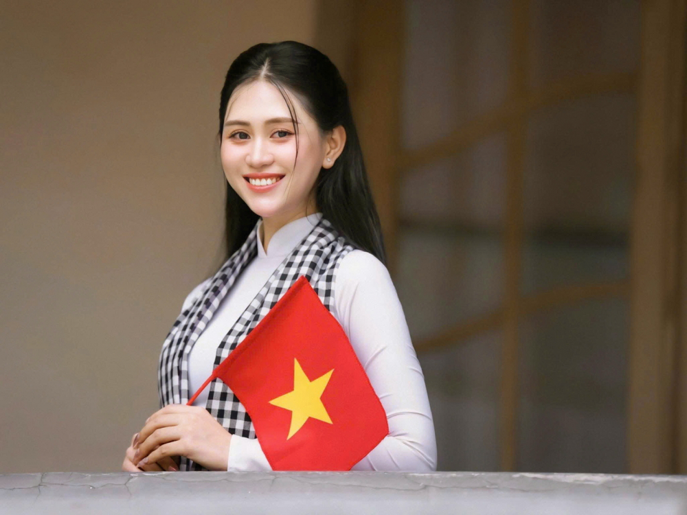 Cô gái trẻ hát về Tổ quốc Nữ ca sĩ trẻ nền nã trong trang phục áo dài truyền thống - Ảnh do nhân vật cung cấp