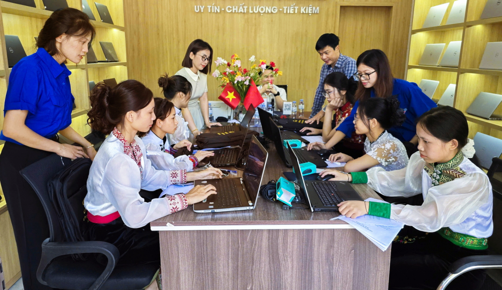 Sau khi được sửa chữa, những chiếc laptop cũ được trao tặng cho tân sinh viên Trường đại học Vinh