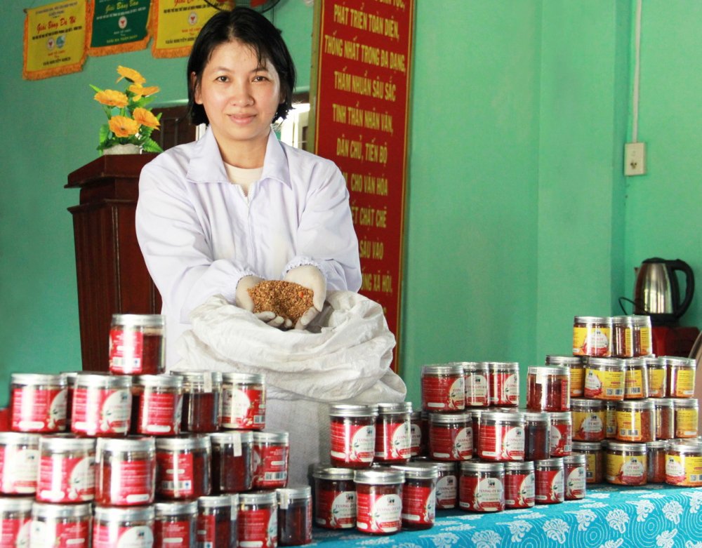 Chị Võ Thị Lệ - Giám đốc Hợp tác xã Nông nghiệp Điện Phong - bên sản phẩm chế biến từ ớt