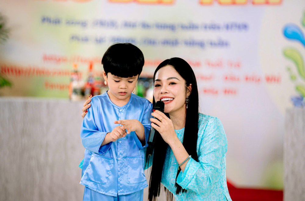 Diễn viên Dương Cẩm Lynh và cậu con trai út mê nấu ăn - Ảnh do nhân vật cung cấp
