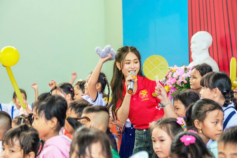 Cô gái trẻ hát về Tổ quốc Jee Trần trong chuyến thiện nguyện “Vì nụ cười trẻ thơ” 2025 tại tỉnh Cà Mau - Ảnh do nhân vật cung cấp