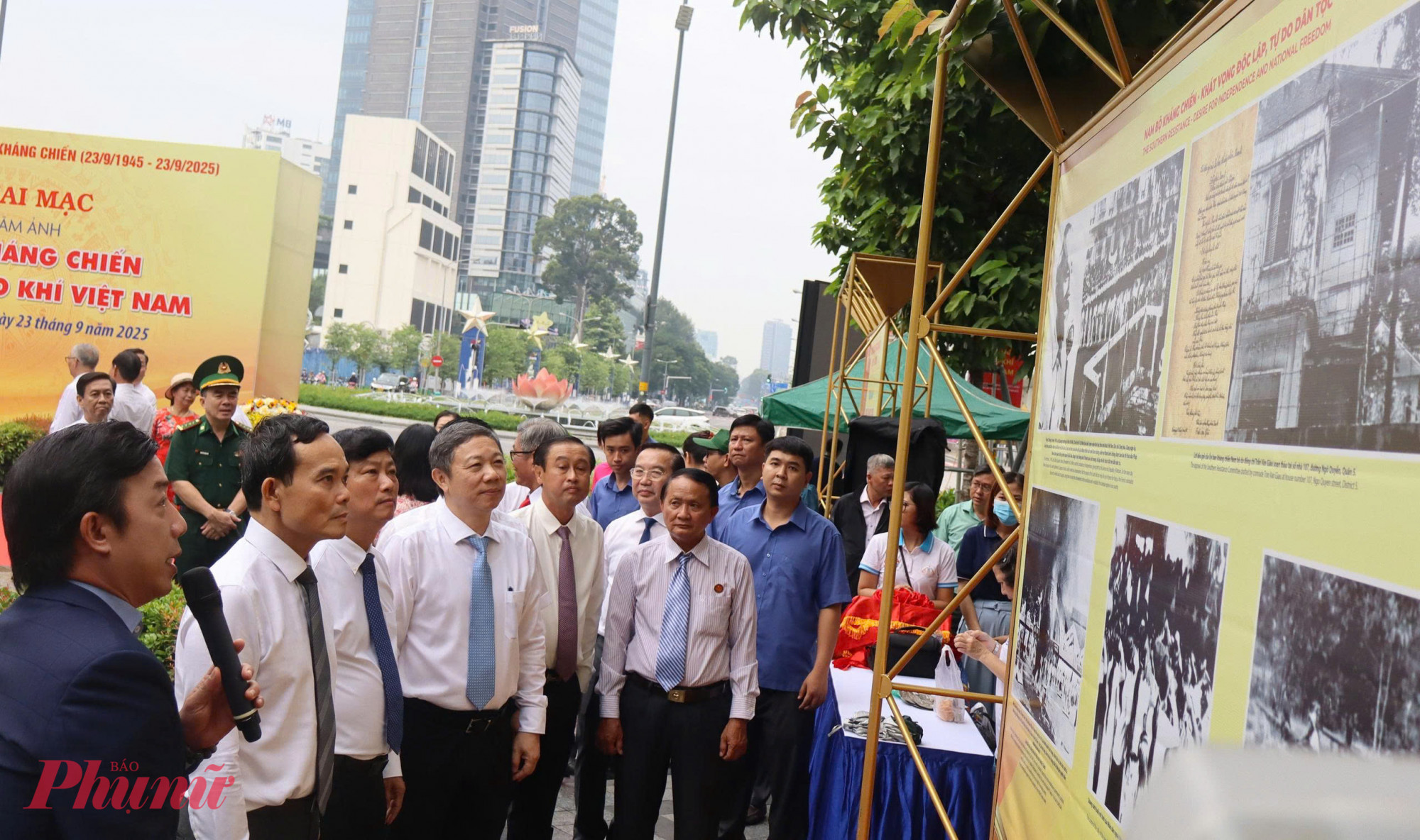 Lãnh đạo TPHCM tham quan triểm lãm ảnh tại Công viên Lam Sơn - Ảnh: Thanh Tâm
