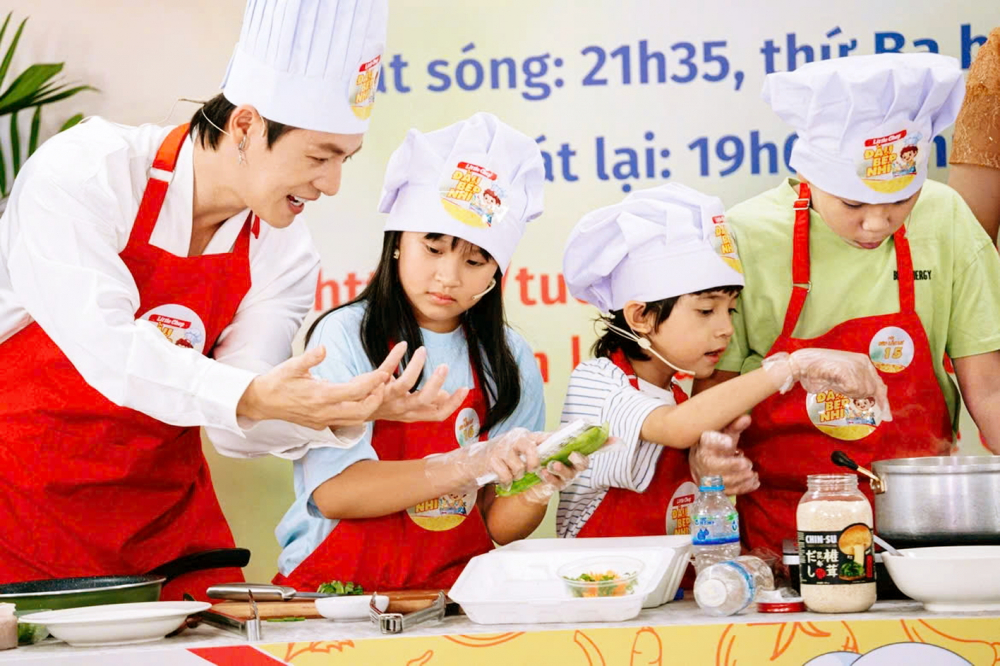 Bé Phương Nhi (thứ hai từ trái sang) từ Hà Nội vào TPHCM để tham gia một chương trình nấu ăn - Ảnh do nhân vật cung cấp