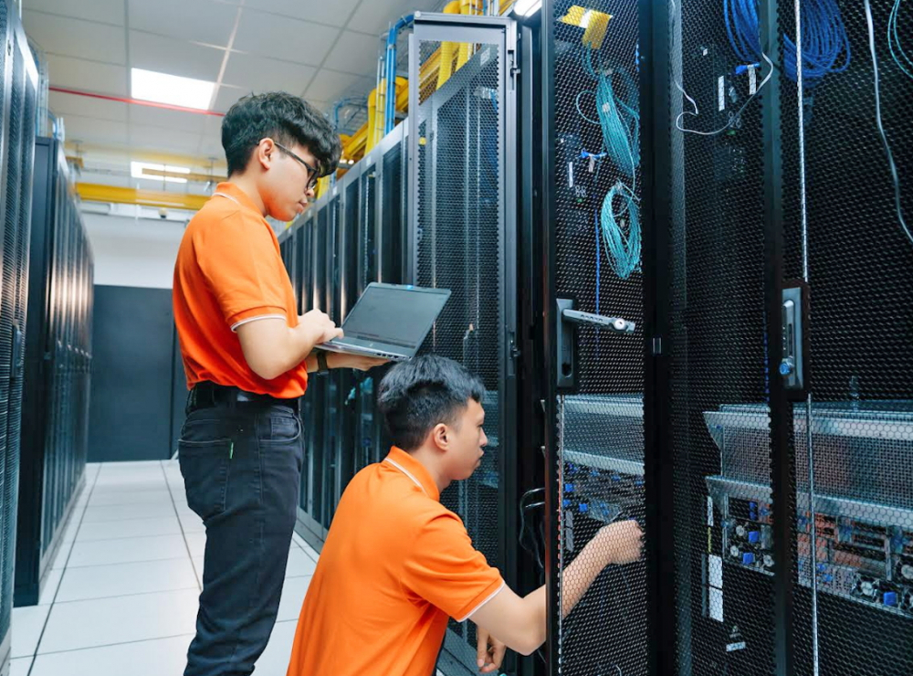 Các kỹ sư FPT bên trong FPT AI Factory - trung tâm nghiên cứu AI đầu tiên của Việt Nam - với hàng ngàn siêu chip NVIDIA H100 - Ảnh do Tập đoàn FPT cung cấp