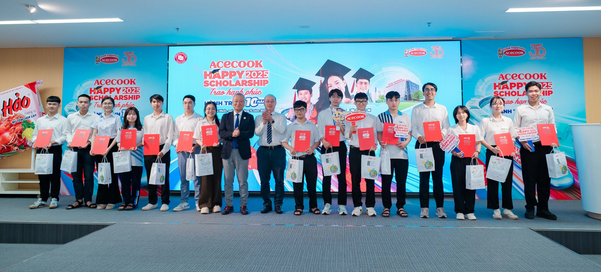 Ông Kaneda Hiroki - Tổng giám đốc Acecook Việt Nam - trao học bổng cho sinh viên - Ảnh: Acecook Việt Nam