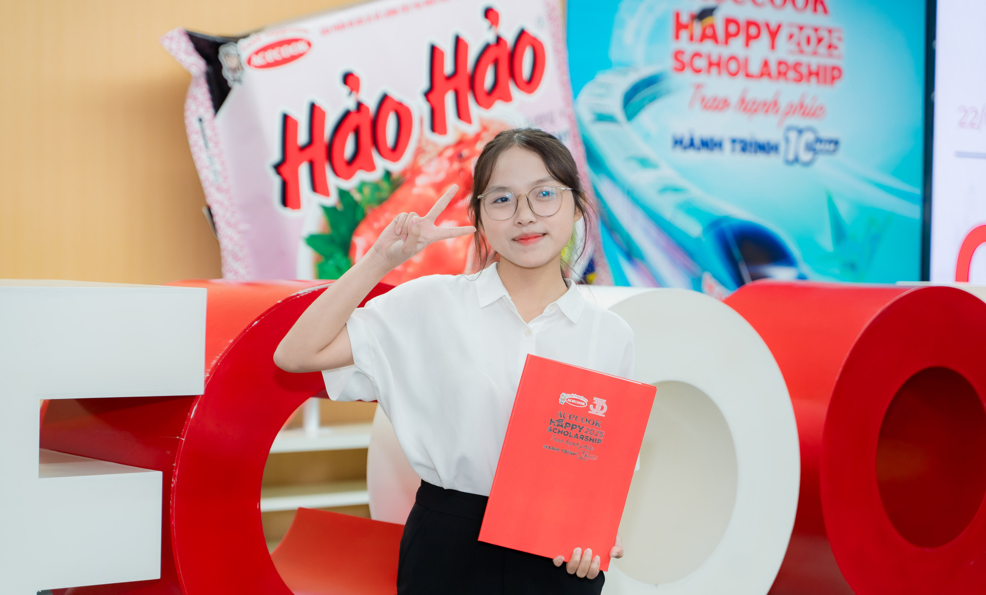 Sinh viên vinh dự được nhận học bổng Acecook Happy Scholarship 2025 - Ảnh: Acecook Việt Nam