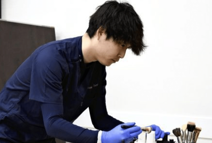 Ông Yoshihiro Naoshima, một thợ ướp xác 33 tuổi tại Dịch vụ ướp xác Hokuriku ở Kanazawa.  ẢNH: THE JAPAN NEWS/ASIA NEWS NETWORK