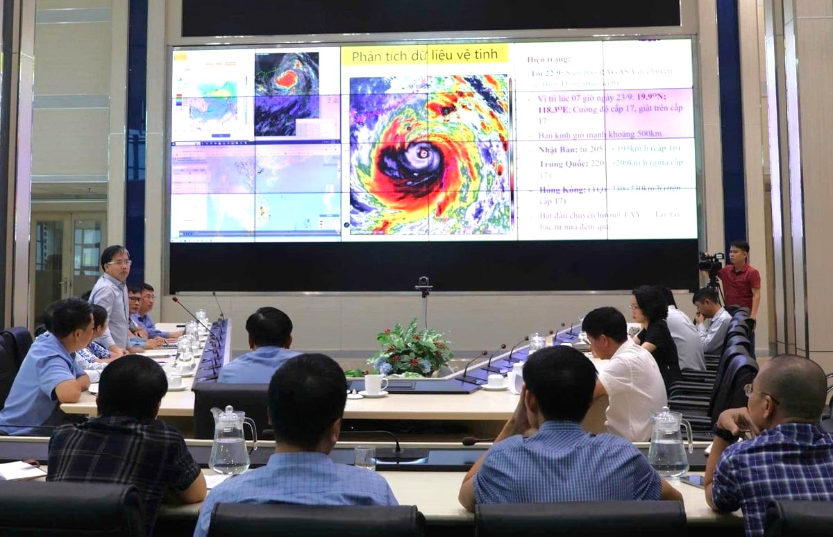 Quang cảnh cuộc họp về công tác dự báo với bão Ragasa sáng 23/9. Ảnh: Trung Nguyên