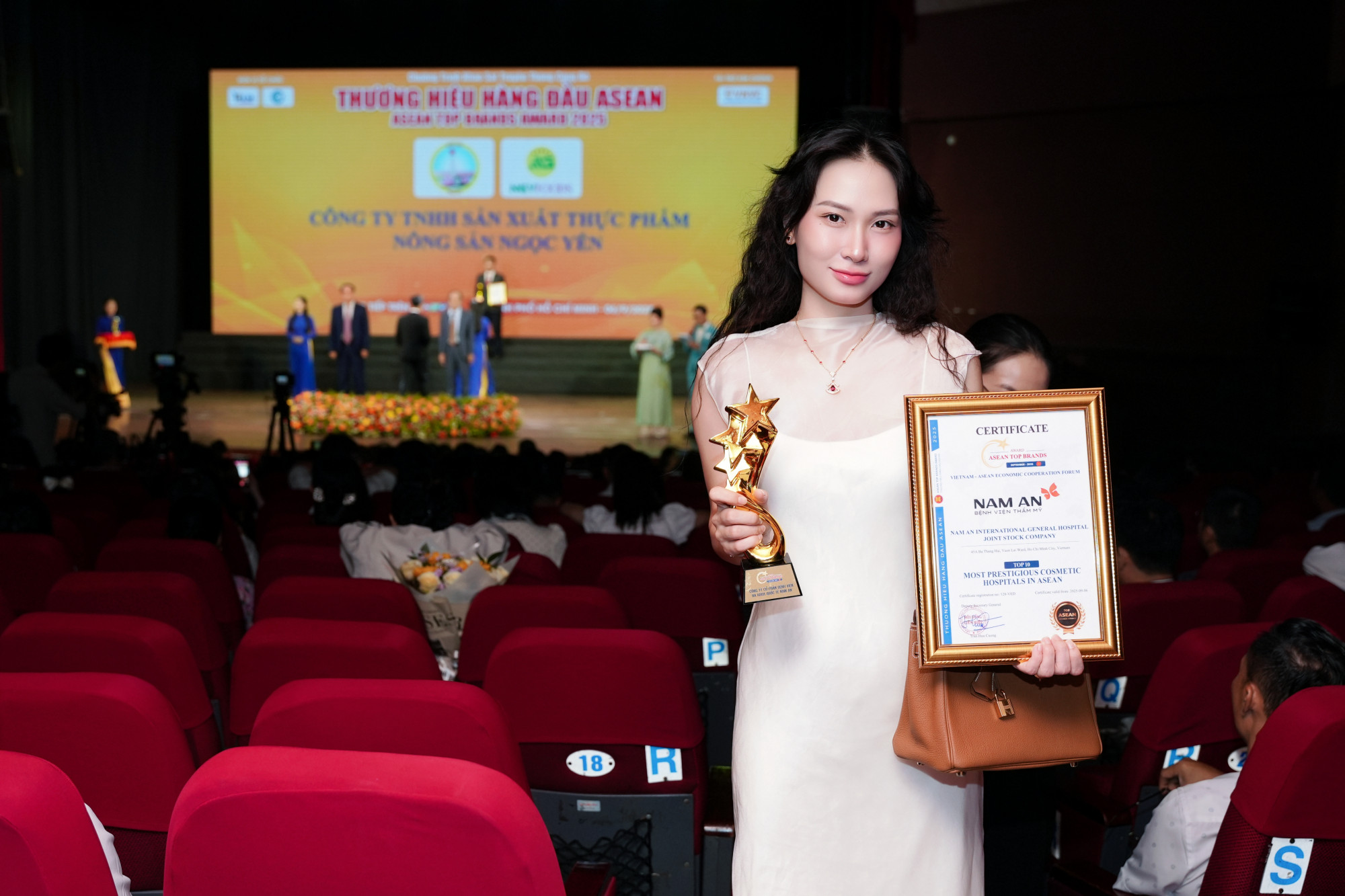 Bà Nguyễn Thị Như Lan - Giám đốc điều hành - đại diện nhận giải thưởng “Top 10 BVTM uy tín hàng đầu ASEAN”  - Ảnh: BVTM Nam An