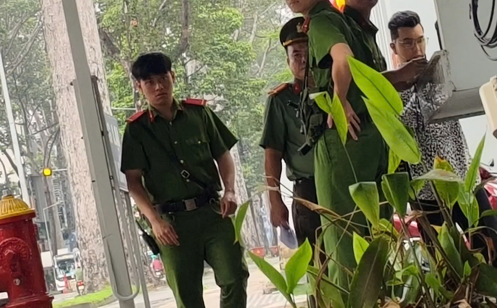 Ca sĩ Ưng Hoàng Phúc có mặt tại Công an TPHCM. Ảnh: A.X.