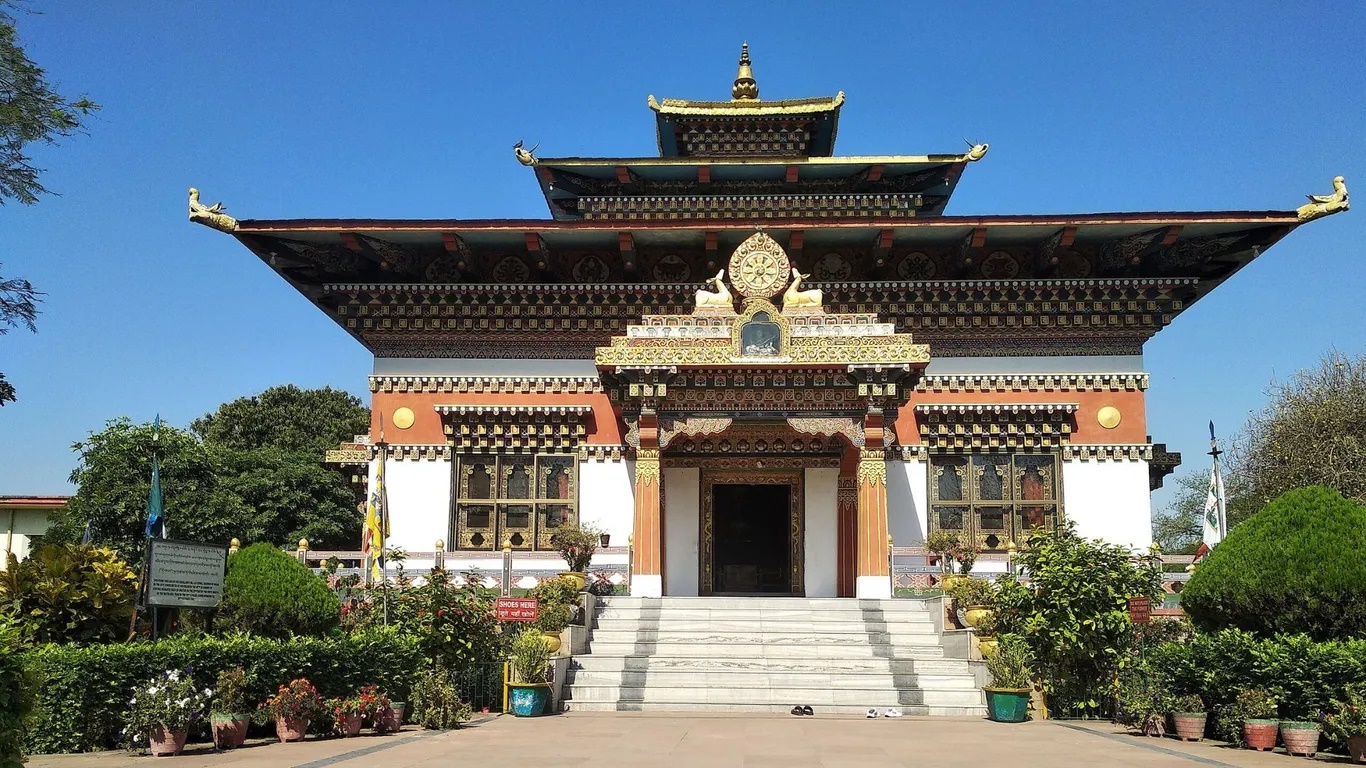Bodh Gaya nằm cách sân bay quốc tế Gaya khoảng 12km, cách ga xe lửa Gaya Junction khoảng 16 km, còn đường ô tô thì rất thuận tiện nên bạn có nhiều lựa chọn để đi. Xe lam, taxi và xe buýt luôn sẵn sàng đưa bạn đến các điểm tham quan. Trong ảnh là chùa Hoàng gia Bhutan ở Bodh Gaya