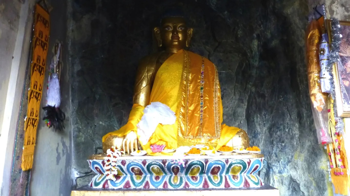 Bạn đừng quên đến hang động Dungeshwari cách Bodh Gaya khoảng 12km. Trong hang có nhiều bảo tháp và đền thờ Phật. Người ta tin rằng Đức Phật đã dành vài năm trong hang động trước khi đến Bodh Gaya ngồi thiền dưới cây bồ đề. Nằm ở vị trí đẹp nên nơi đây trở thành điểm trekking nổi tiếng.