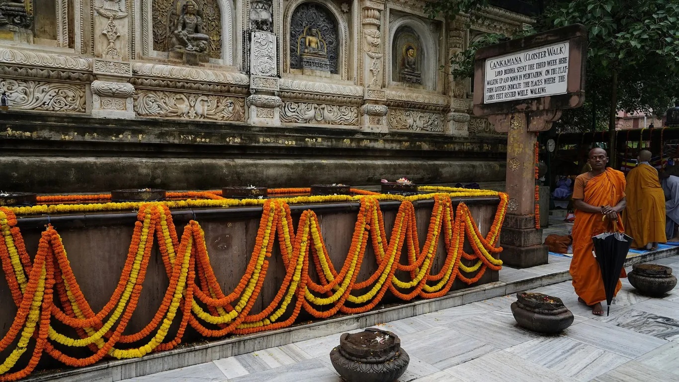 Nếu bạn muốn tìm tài liệu Phật giáo chính thống thì đến nhà sách Mahabodhi gần quần thể chùa Mahabodhi. Ở đây có các sách về Phật giáo và đĩa CD các bài tụng, thần chú và giáo lý tâm linh. Trong ảnh là một góc quần thể chùa Mahabodhi. 