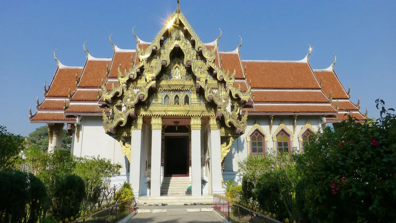 Bodh Gaya có nhiều chùa quốc tế như: chùa Hoàng gia Bhutan, đền Indosan Nippon Nhật Bản, chùa Phật Quốc Tự của Việt Nam. Ở đây có chùa Wat Thai của Thái Lan nổi tiếng với tượng Phật bằng đồng cao 25 mét và nhiều hình ảnh liên quan đến cuộc đời Đức Phật. Chùa được chính phủ Thái Lan xây vào năm 1956 và được coi là ngôi chùa đẹp nhất ở Bodh Gaya. Trong ảnh là chùa Wat Thai