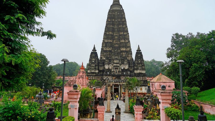 Nằm ở quận Gaya, bang Bihar,  Bodh Gaya được gọi là vùng đất giác ngộ và là điểm khởi đầu của Phật giáo. Nằm ở phía tây sông Phalgu, Bodh Gaya được Thái tử Siddhartha Gautama (Thái tử Tất Đạt Đa Cồ Đàm) tìm đến và ngồi  thiền dưới cây bồ đề trong 49 ngày đêm, cho đến khi đạt được sự giác ngộ và trở thành Đức Phật. Trong ảnh là quần thể chùa Mahabodhi