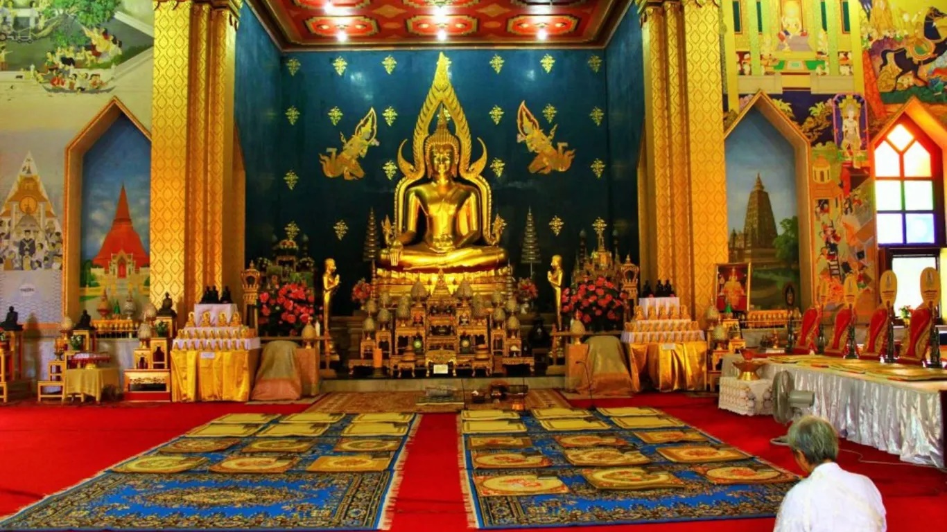 Đến Bodh Gaya, bạn nhất định phải đến nơi Đức Phật giác ngộ, đó là chùa Mahabodhi. Đây là Di sản thế giới trải rộng trên 4,8 ha có kiến trúc mang phong cách Ấn Độ và nghệ thuật Phật giáo. Bên trong chùa có một bức tượng Phật dát vàng trong tư thế chạm đất, tượng trưng cho sự chiến thắng ma chướng và đạt giác ngộ. Phía sau chùa có một phiến đá sa thạch đánh dấu chính xác nơi Đức Phật đã ngồi thiền. 