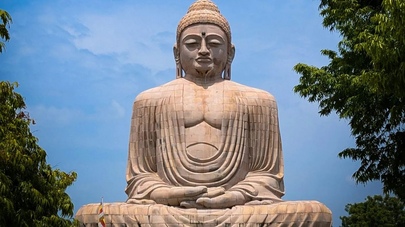 Gần quần thể chùa Mahabodhi có tượng Phật lớn cao 24 mét tọa trên bệ sen lớn, được Đức Đạt Lai Lạt Ma thứ XIV khánh thành vào năm 1989. Tượng được chế tác từ đá sa thạch và đá granit đỏ chạm khắc tinh xảo. Đây là biểu tượng nổi bật của sự bình yên và giác ngộ tại Bodh Gaya. Nơi đây mở cửa hàng ngày và không thu phí vào cửa.