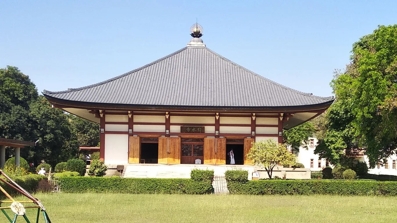 Thời điểm lý tưởng nhất để đến Bodh Gaya là từ tháng Mười đến tháng Ba. Lúc này là mùa đông, nhiệt độ từ 24 độ C đến 10 độ C rất dễ chịu. Thời gian này cũng có nhiều lễ hội Phật giáo cầu nguyện cho hòa bình thế giới và để các Phật tử thể hiện lòng tôn kính đối với Đức Phật. Trong ảnh là đền Nhật Bản Indosan Nippon ở Bodh Gaya ở Bodh Gaya