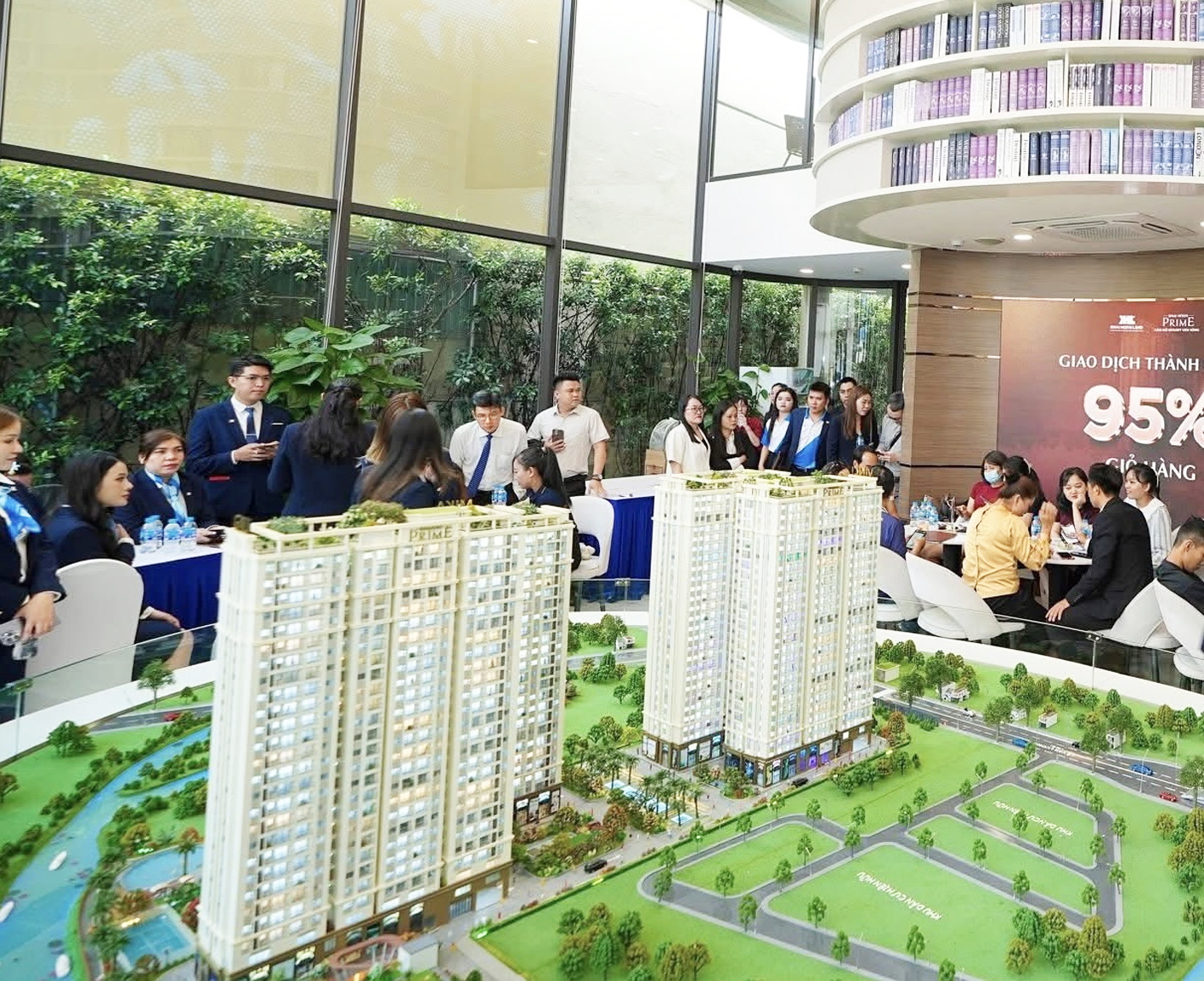 Khách mua nhà xem mô hình của một dự án căn hộ ở TPHCM