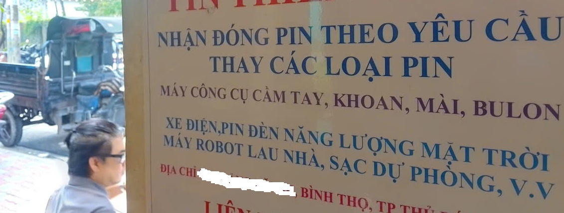 Một tờ quảng cáo độ pin xe điện tại một quán cà phê tại phường Thủ Đức, TPHCM