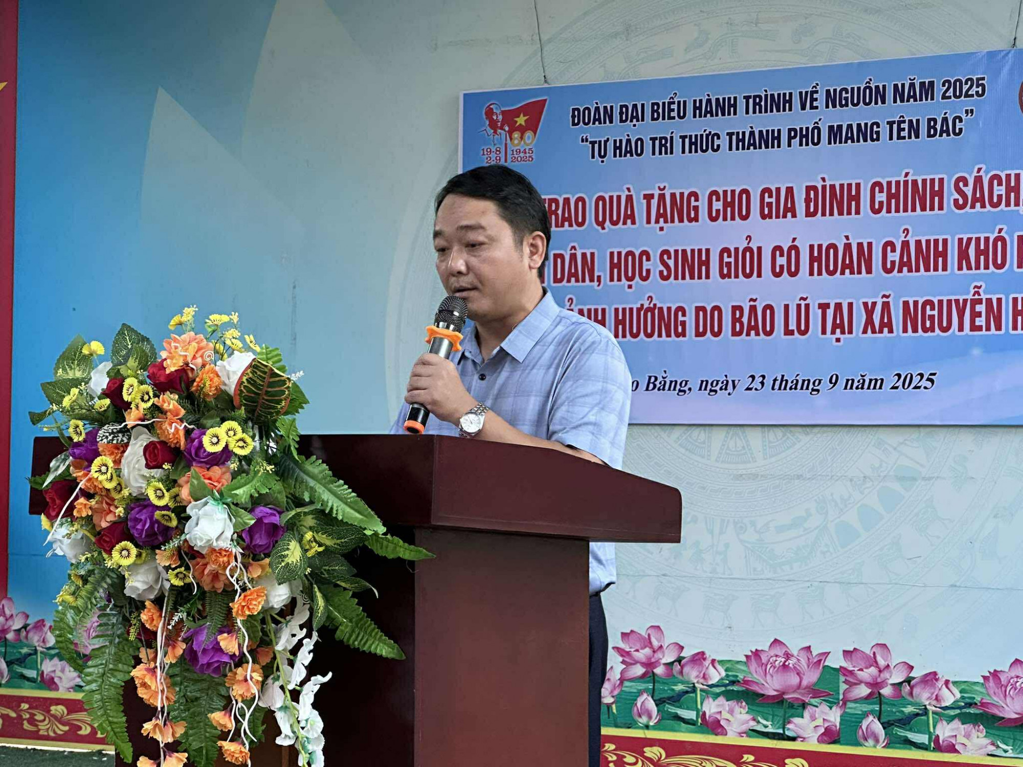 Ông Hầu Văn Khánh, Phó bí thư Đảng ủy, Chủ tịch UBND xã Nguyễn Huệ phát biểu tại buổi giao lưu