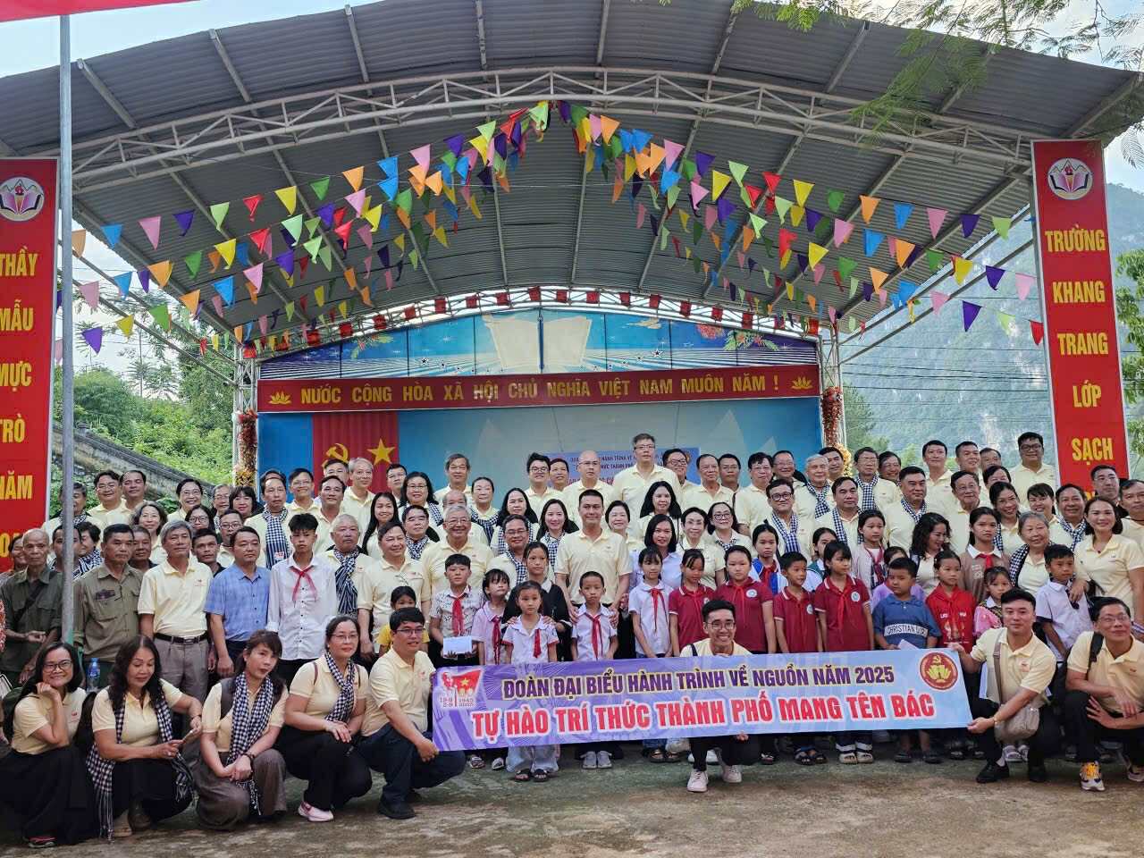 Đoàn đại biểu trí thức chụp ảnh cùng người dân và hócinh xã Nguyễn Huệ