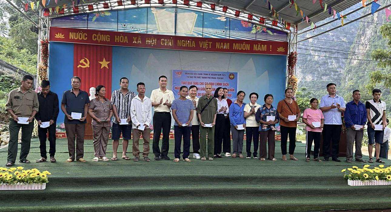 Đại diện đoàn đại biểu trao quà cho gia đình chính sách và người có công