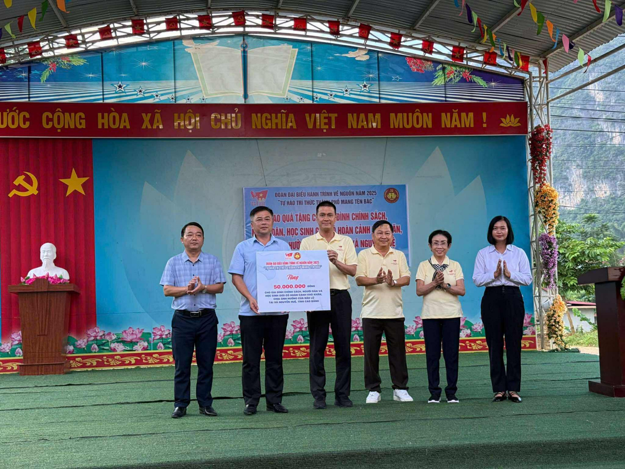 Ông Nguyễn Việt Long Phó Trưởng Ban Tuyên giáo và Dân vận Thành ủy, Trưởng đoàn đại biểu và đại diện đoàn trao bảng tượng trưng cho đại diện UBND xã Nguyễn Huệ