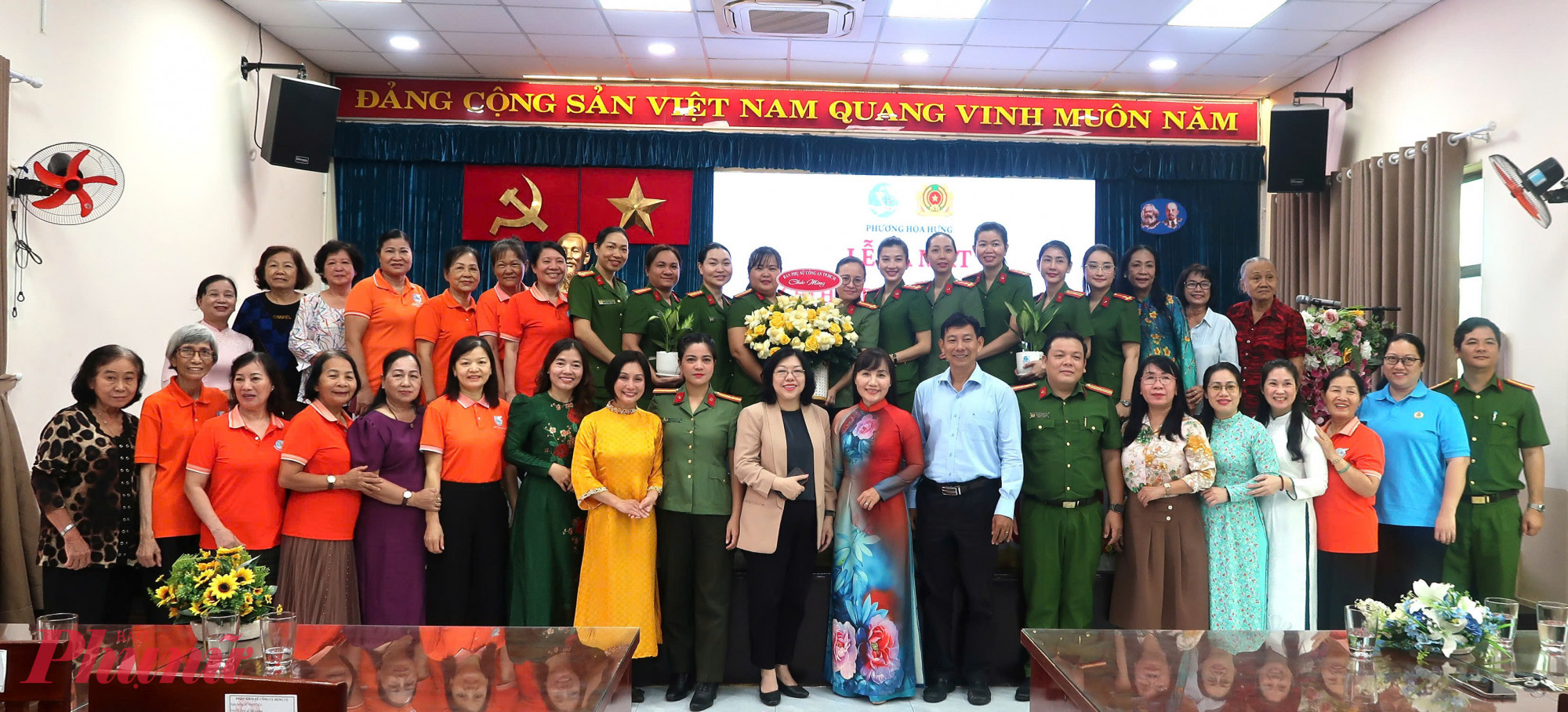 Các đại biểu chụp ảnh lưu niệm cùng Chi hội Phụ nữ Công an phường Hòa Hưng